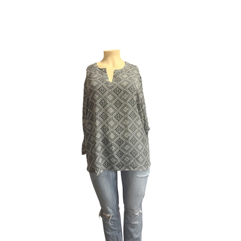Cato Pullover  Blouse Size 26/28 in Black and White